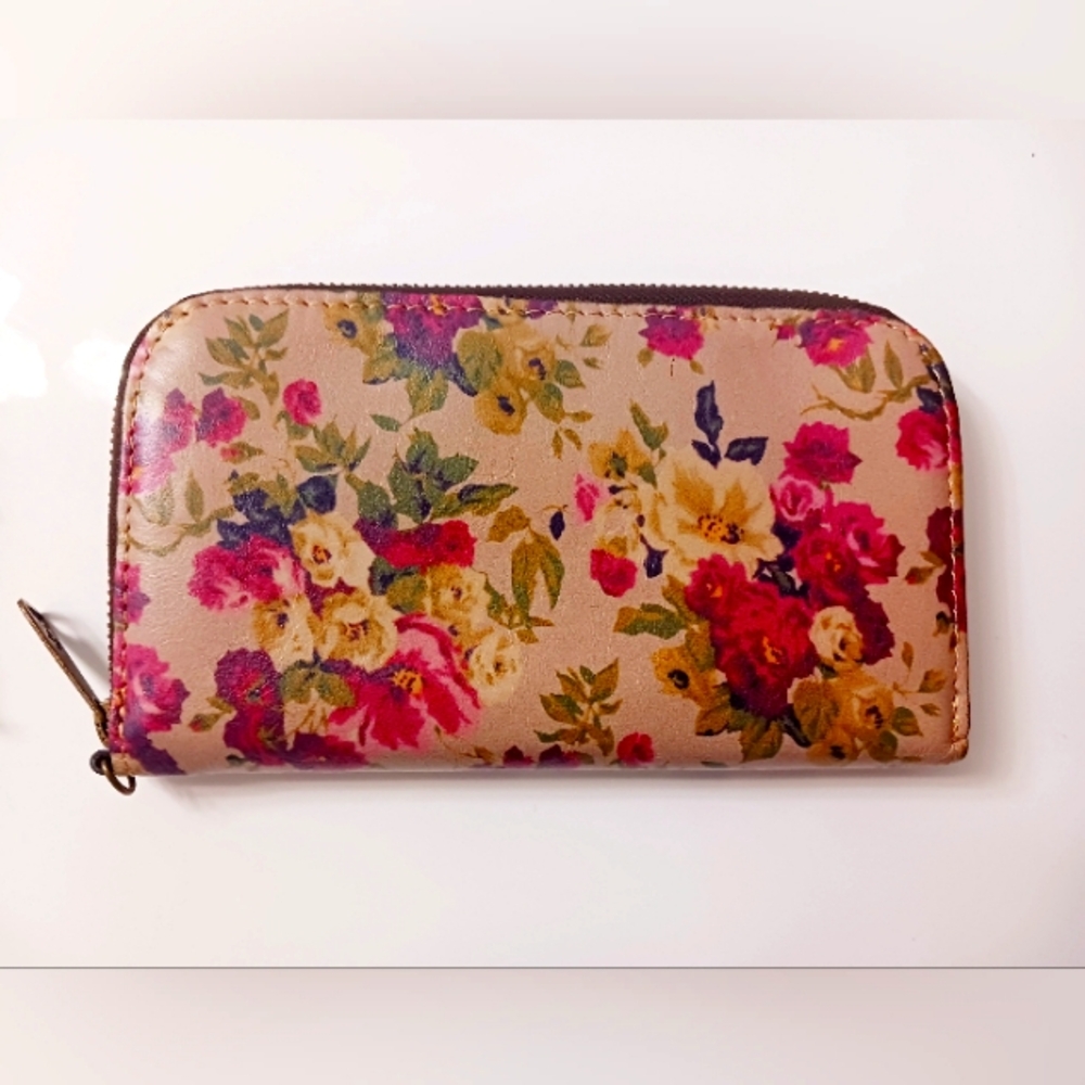 Patricia Nash leather zippered wallet. 8.5'x4'. Mint condition